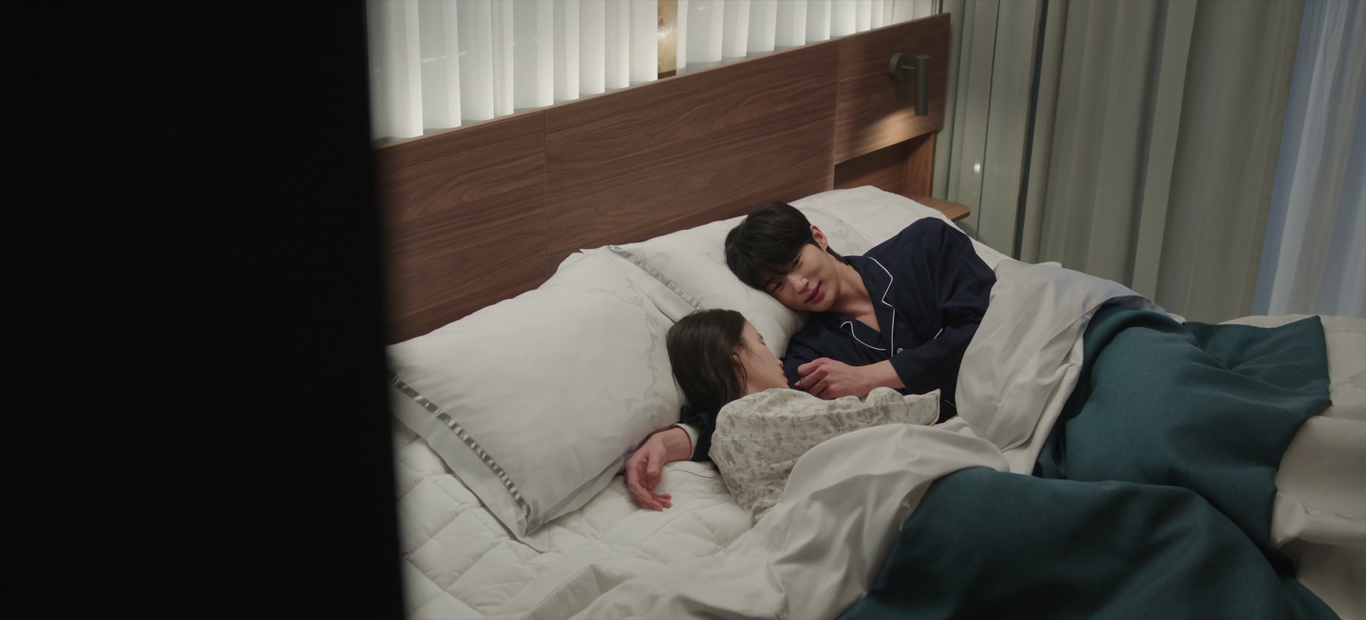 Screenshot of Perfect Crown  S01 Ep 1-12 Completed [ Hindi ORG ] (2026) &mdash; S01 &bull; Hindi + English + Multi Audio on MovieLinkBD